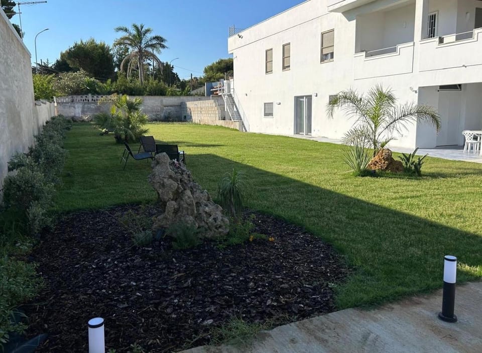 Property building, Day, Garden, Garden, Garden view