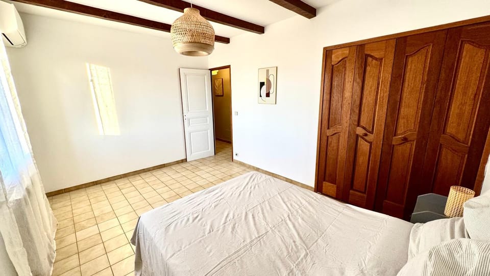 Photo of the whole room, Bedroom