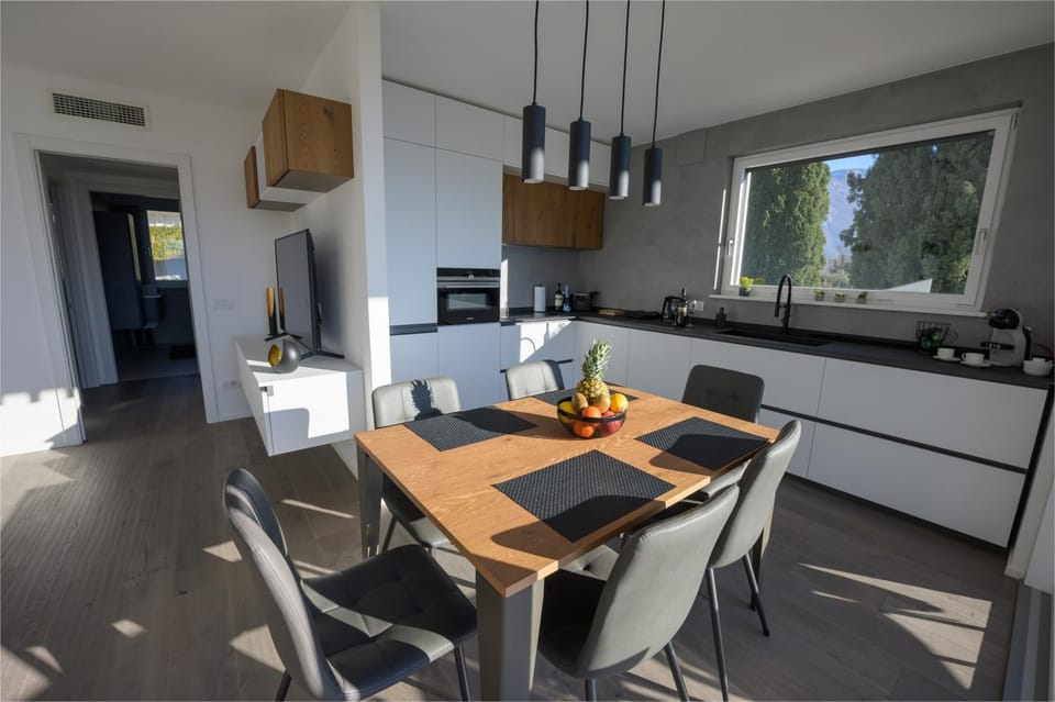 Kitchen or kitchenette, Dining area, stove