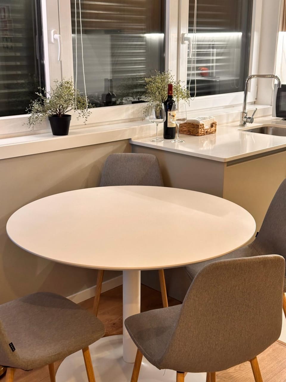 Kitchen or kitchenette, Living room, Seating area, Dining area