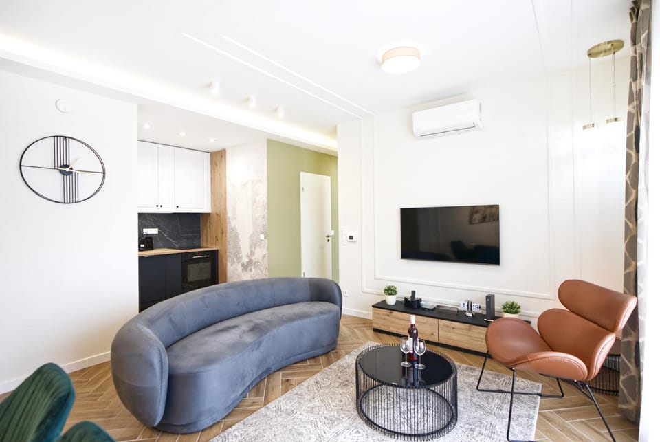 TV and multimedia, Kitchen or kitchenette, Living room, Seating area, air conditioner