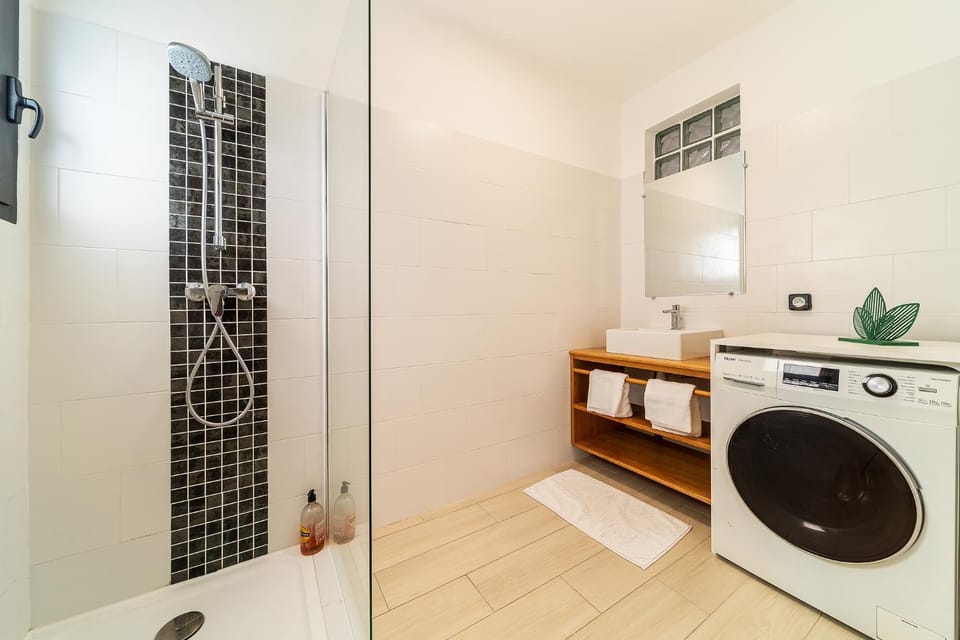 Shower, Bathroom, towels, washing machine