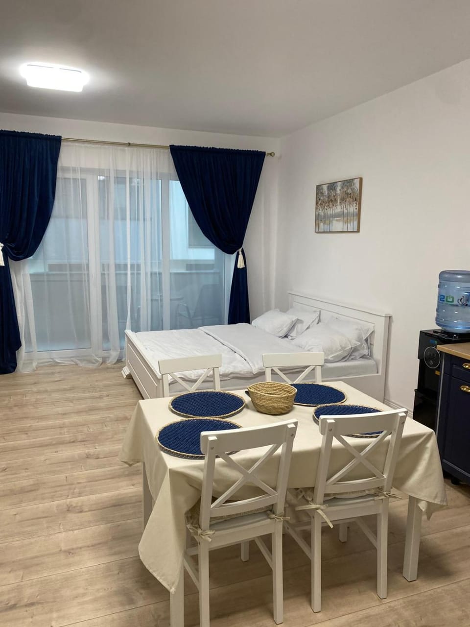 Bed, Dining area
