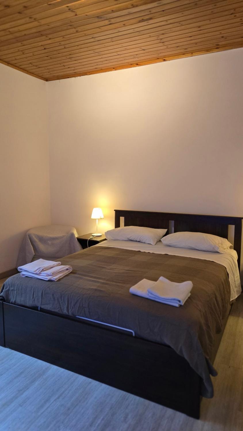 Bed, Photo of the whole room, Bedroom, towels