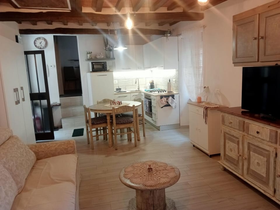 TV and multimedia, Kitchen or kitchenette, Living room, Seating area, Dining area, oven, pet friendly, stove