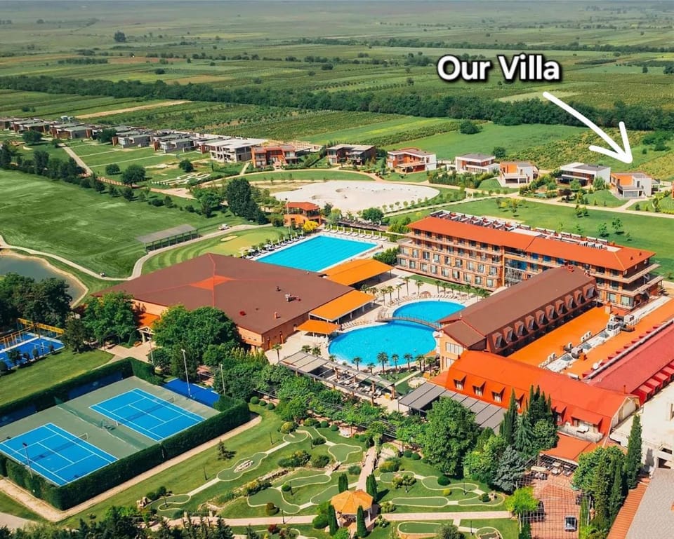 Property building, Day, Bird's eye view, Squash, Tennis court, Pool view, Swimming pool