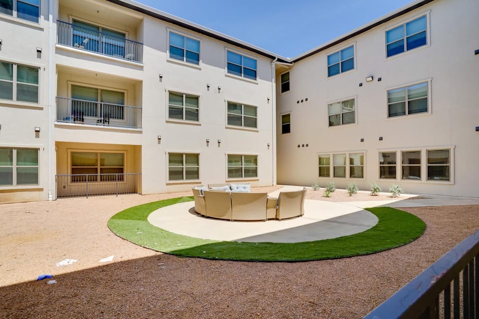 King Bed Fort Worth Home Near I-35W & DFW! Apartment in Burleson