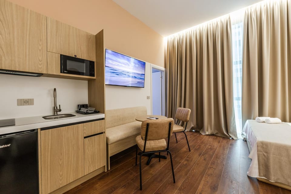 Bed, TV and multimedia, Kitchen or kitchenette, Living room, Photo of the whole room, Seating area, Dining area, Bedroom, hair dresser, minibar