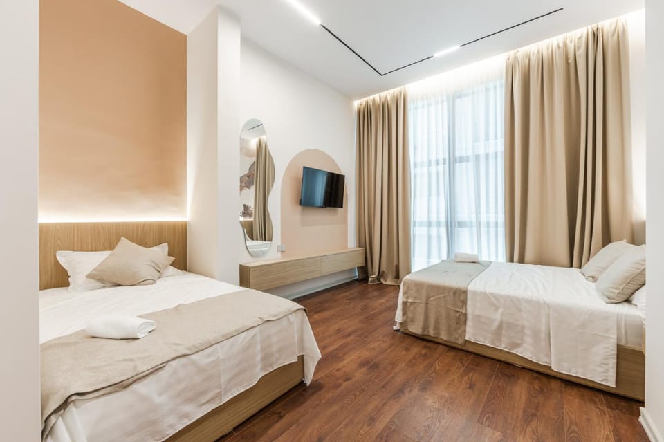 Bed, TV and multimedia, Photo of the whole room, Bedroom, towels