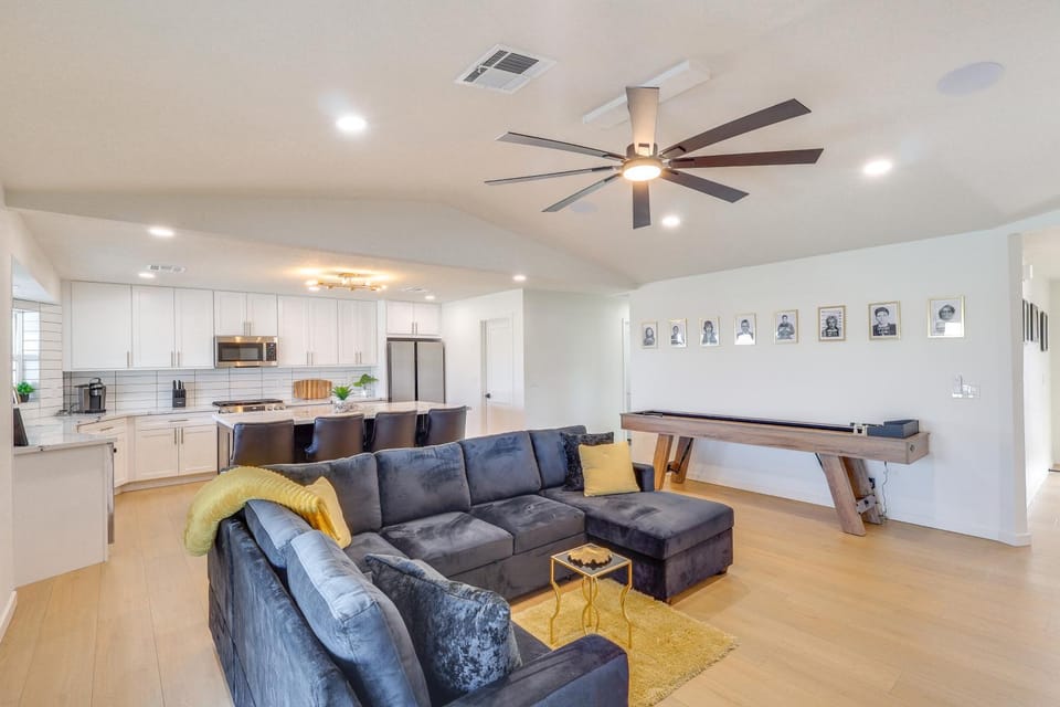 2 Mi to Windsor Beach! Updated, Sleek Family Home House in Lake Havasu City