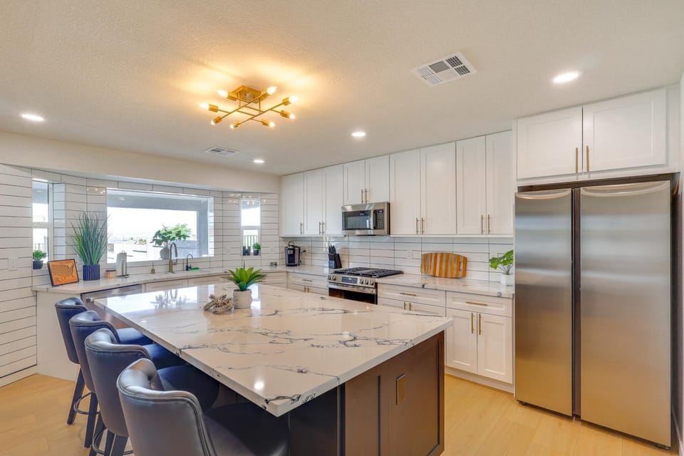 2 Mi to Windsor Beach! Updated, Sleek Family Home House in Lake Havasu City