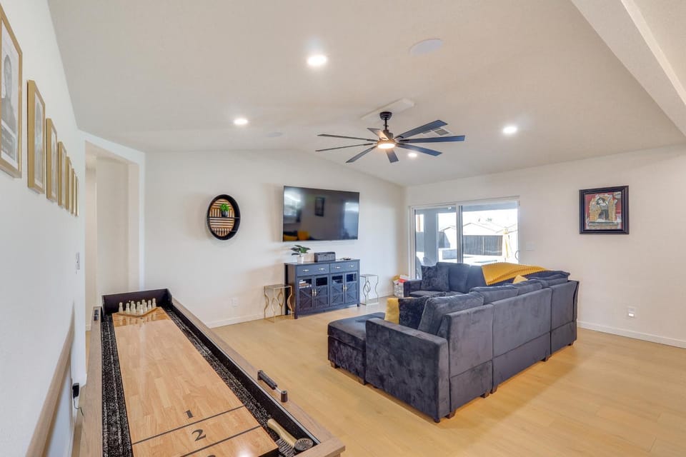 2 Mi to Windsor Beach! Updated, Sleek Family Home House in Lake Havasu City