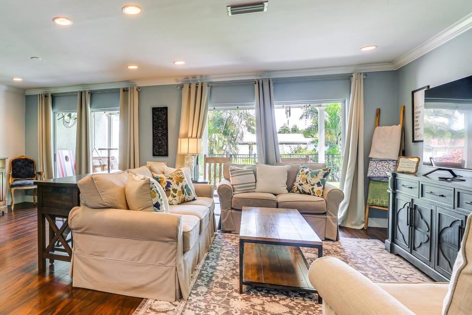 Naples Home Near 5th Ave South, Beaches & Zoo House in Naples