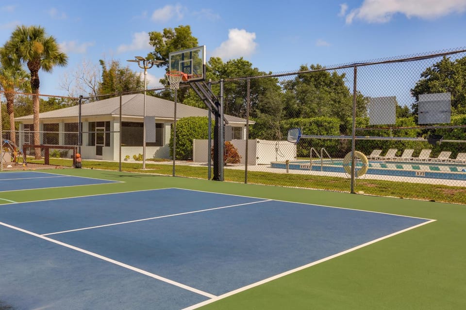 Naples Home Near 5th Ave South, Beaches & Zoo House in Naples