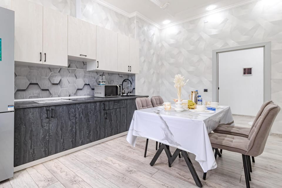 Kitchen or kitchenette, Dining area