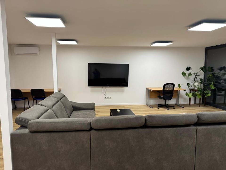 Communal lounge/ TV room, TV and multimedia, Living room, Seating area, Evening entertainment