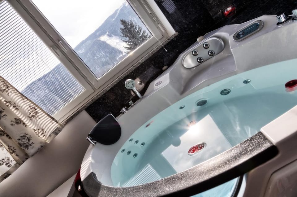 Hot Tub, Landmark view, Mountain view