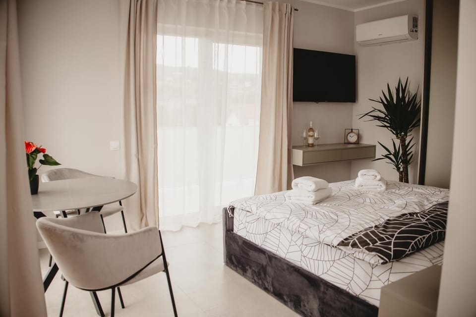 TV and multimedia, Seating area, Bedroom