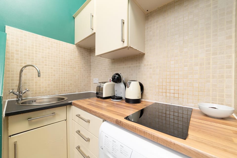 Coffee/tea facilities, Kitchen or kitchenette, stove, toaster
