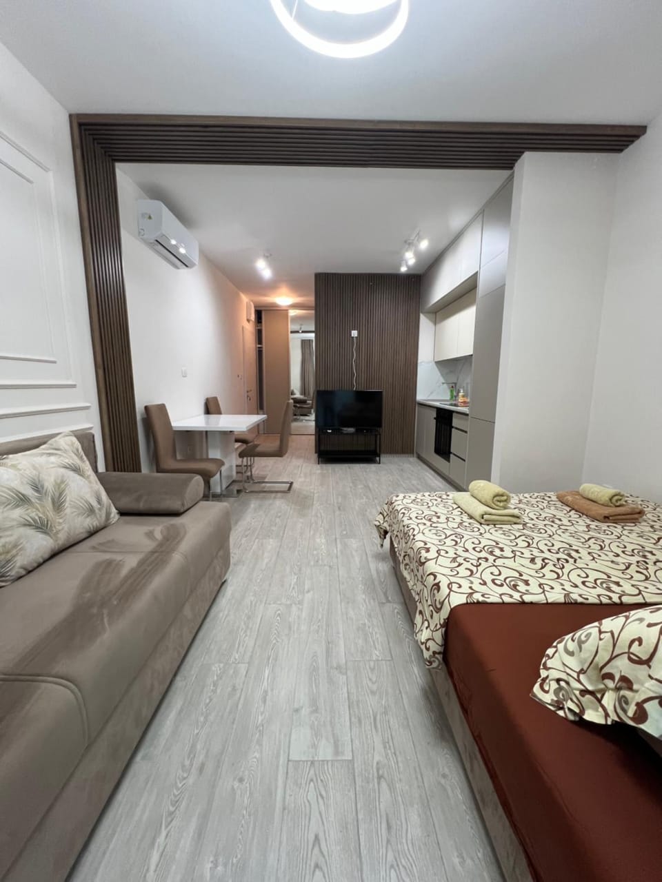 Bed, TV and multimedia, Living room, Photo of the whole room, Seating area