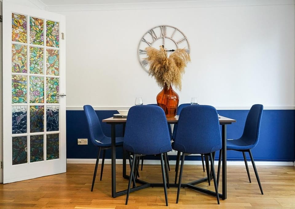 4BR Putney House with Garden Ideal for Contractors House in London Borough of Richmond upon Thames