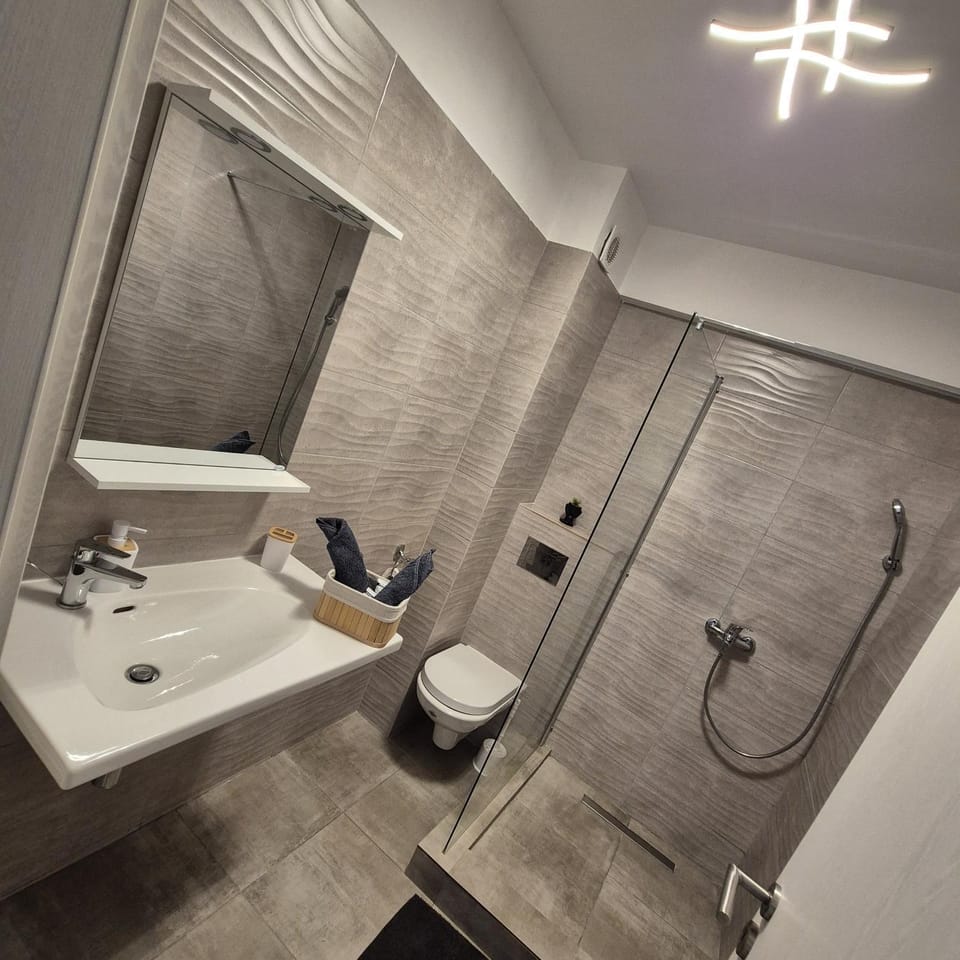Shower, Toilet, Bathroom, towels