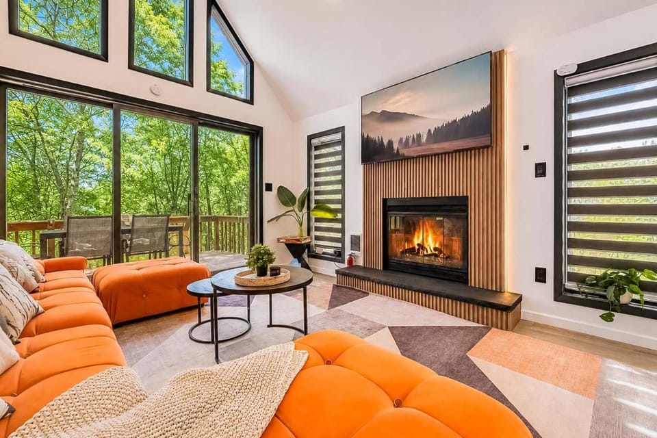 4 BR Lakeside House in Woods House in Stroud Township