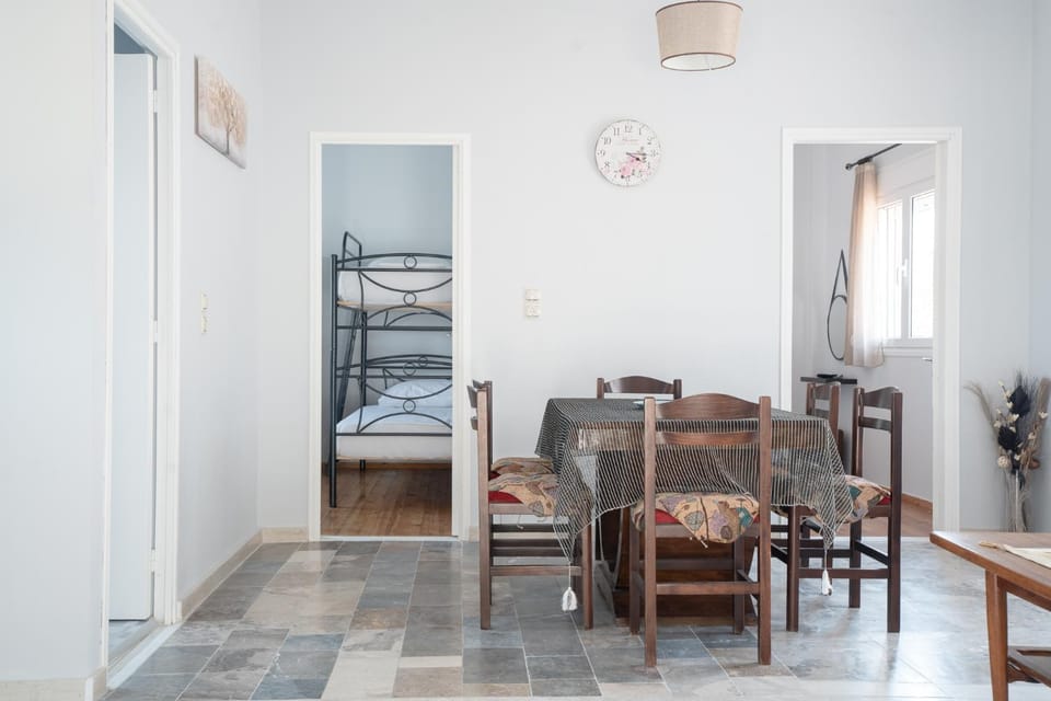 Living room, Seating area, Dining area, air conditioner