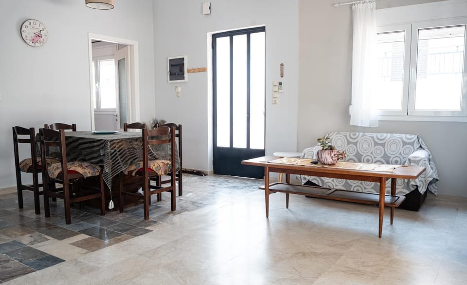 Living room, Seating area, Dining area, air conditioner