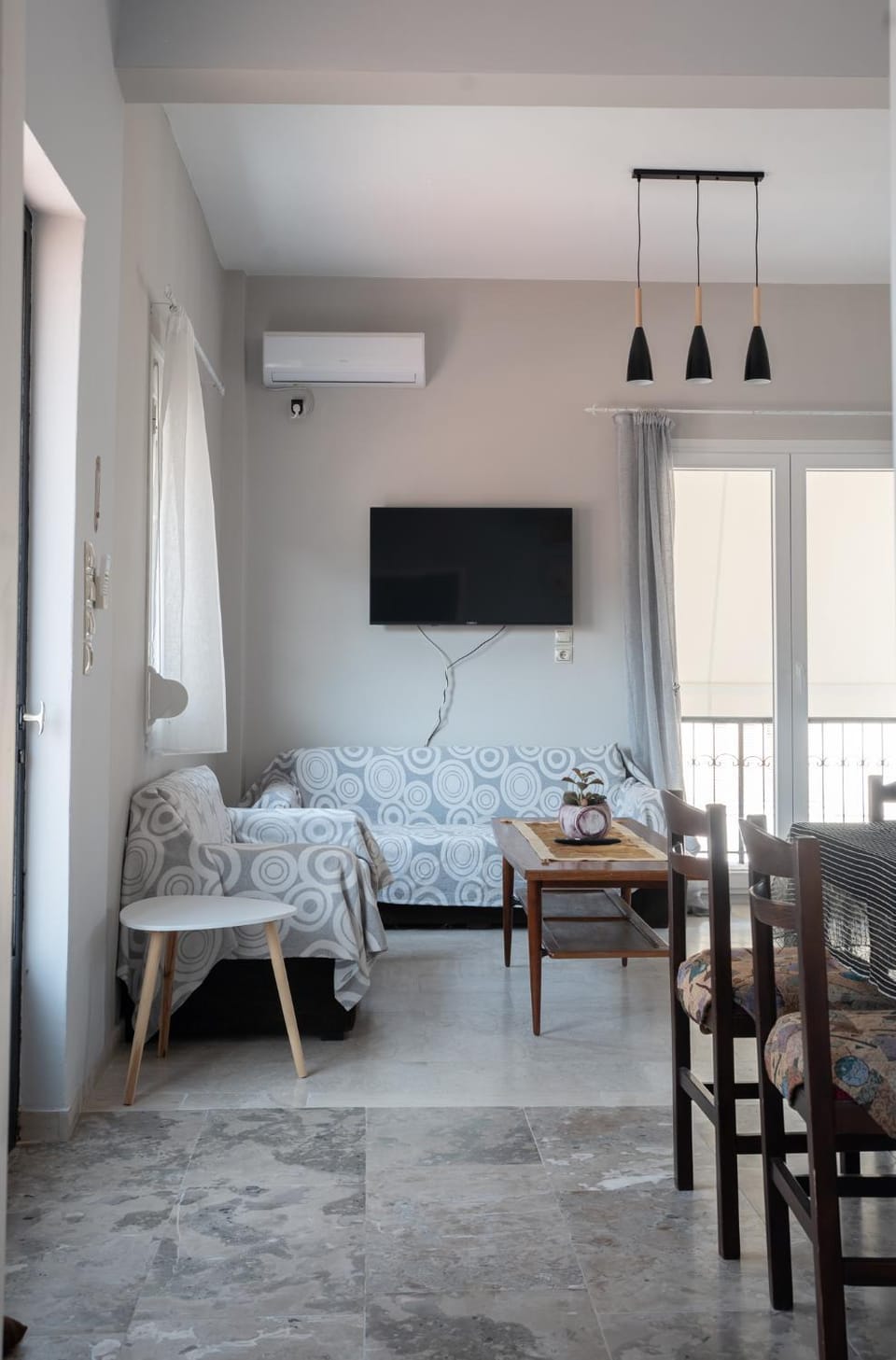 TV and multimedia, Living room, Seating area, Dining area, Evening entertainment, air conditioner