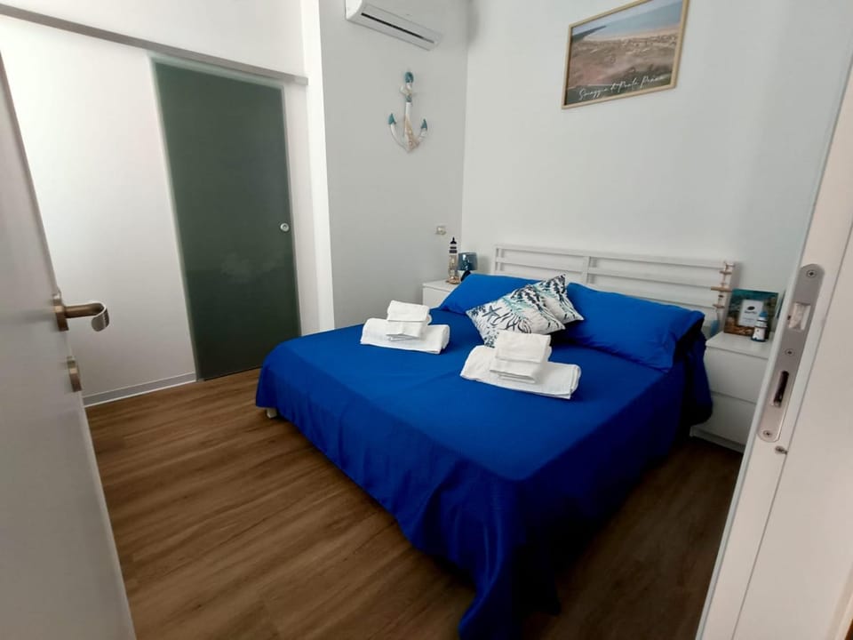 Bed, Photo of the whole room, Bedroom, towels, air conditioner