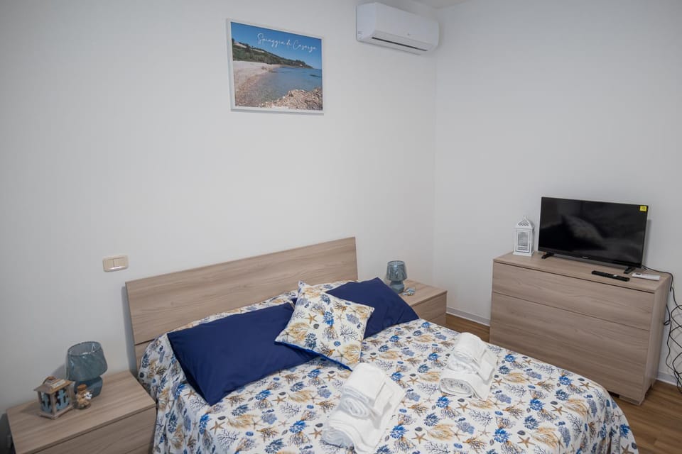 Bed, TV and multimedia, Photo of the whole room, Bedroom, towels, air conditioner