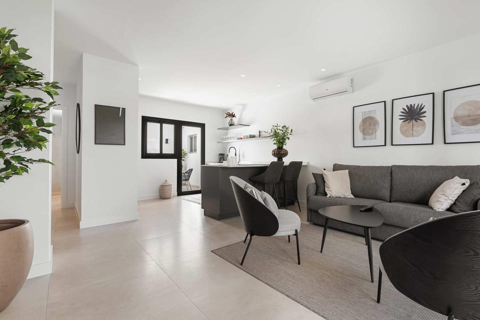 TV and multimedia, Living room, Seating area, Dining area, air conditioner