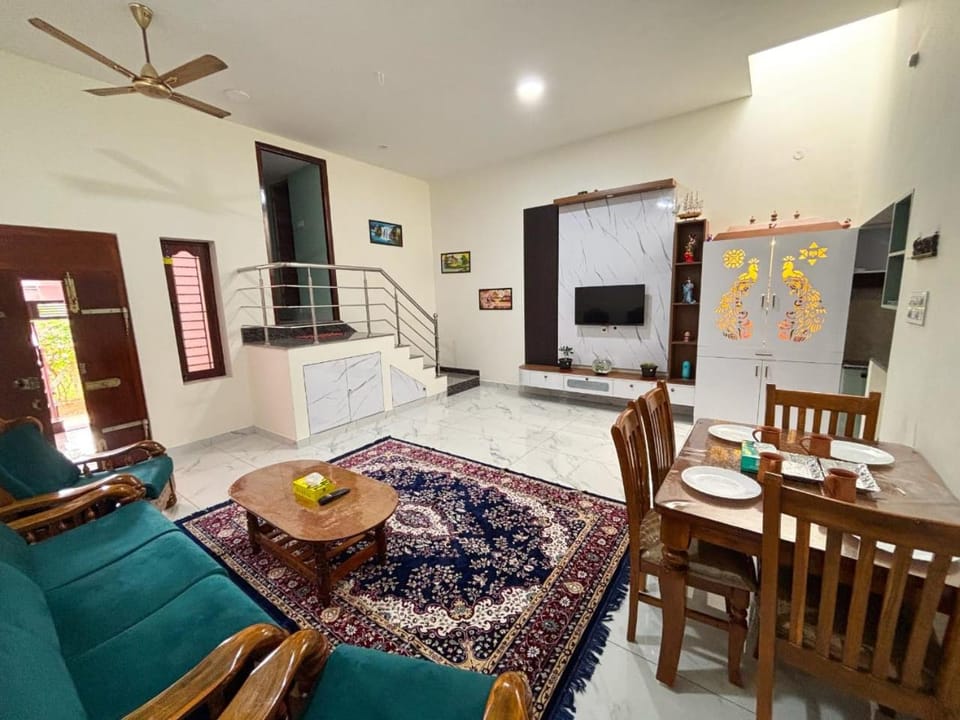 Living room, Seating area, Dining area