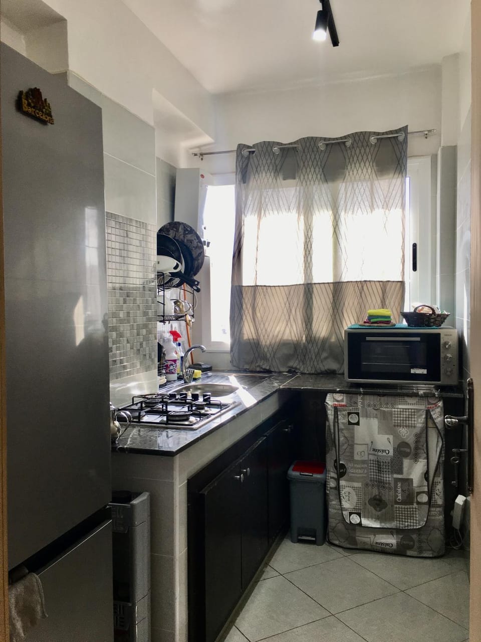 Kitchen or kitchenette, oven, washing machine