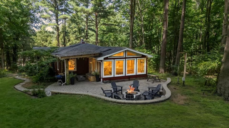 Wonderwood Cottage House in Sawyer