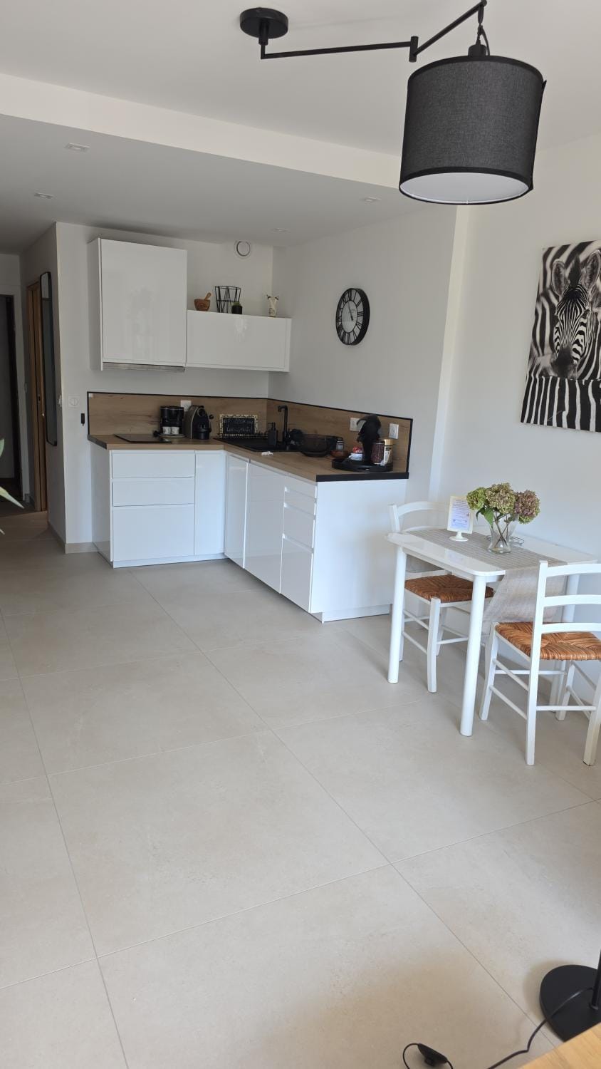 Kitchen or kitchenette, Dining area