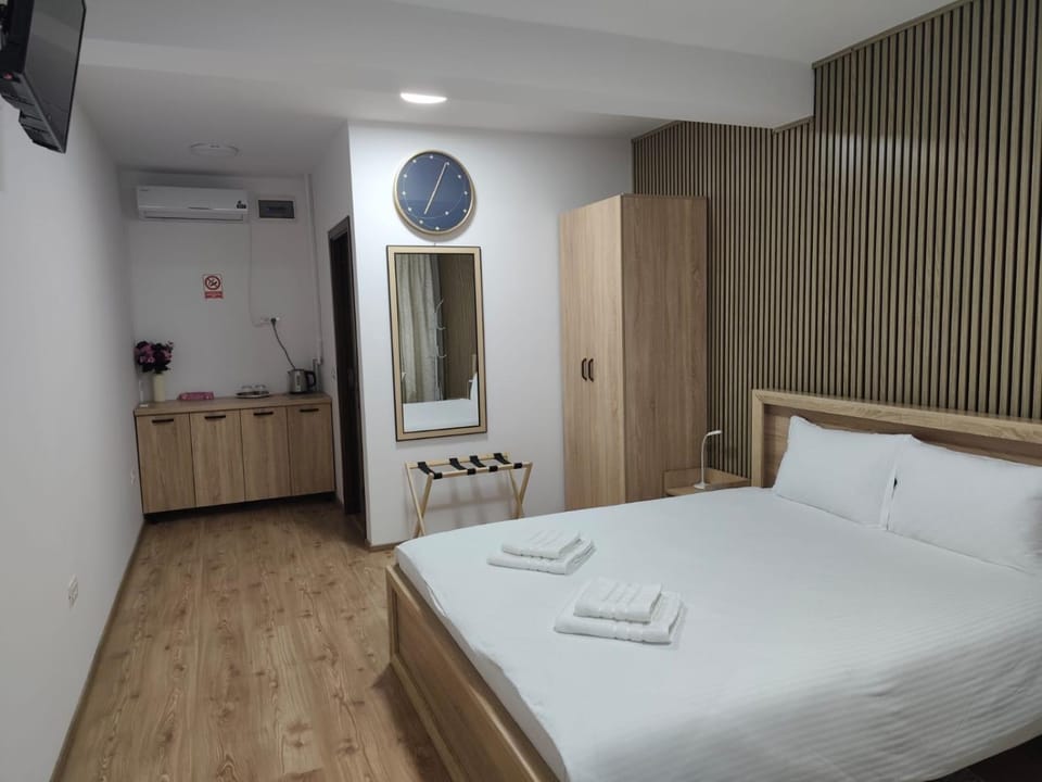 Bed, TV and multimedia, Photo of the whole room, Bedroom, towels, wardrobe, air conditioner