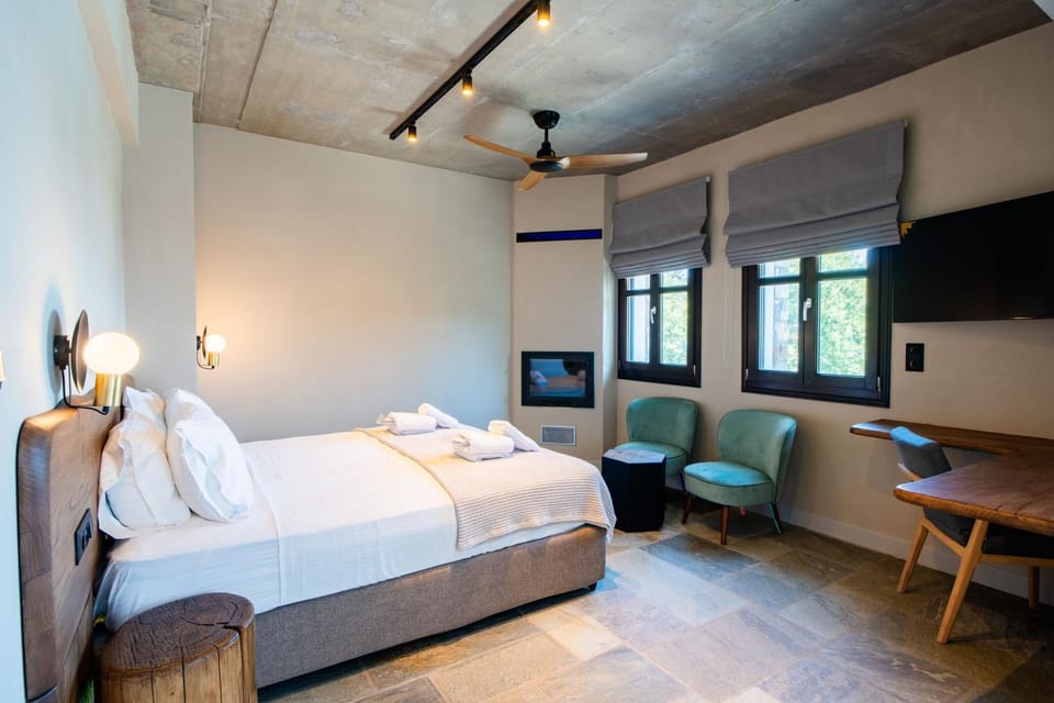 Bed, TV and multimedia, Photo of the whole room, Bedroom