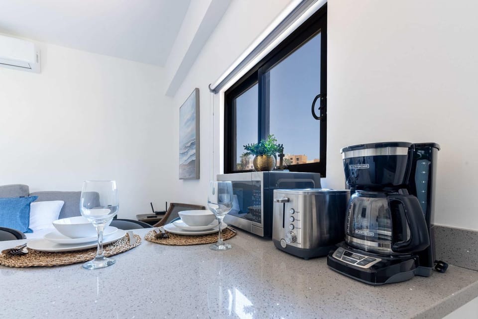 Coffee/tea facilities, Kitchen or kitchenette, Food and drinks, Dining area, toaster