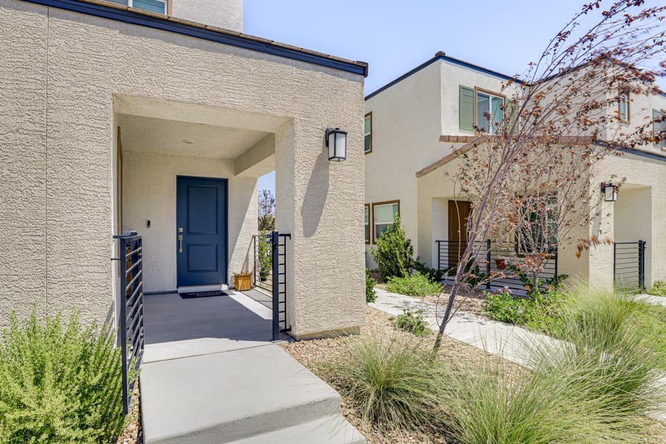 5 Mi to Vegas Strip: Family Townhome Near Parks! House in North Las Vegas