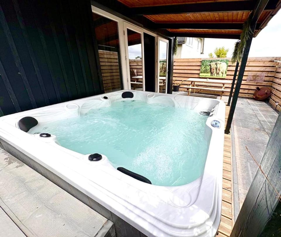 Cozy chalet with private jacuzzi and home cinema between Amsterdam Haarlem and Schiphol Airport House in Haarlem