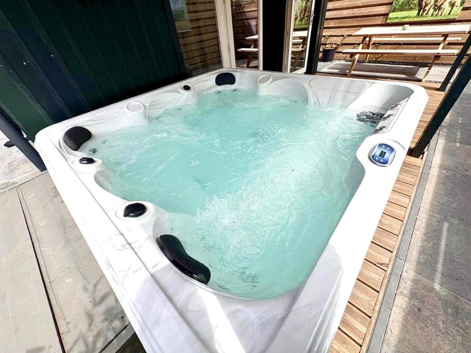 Cozy chalet with private jacuzzi and home cinema between Amsterdam Haarlem and Schiphol Airport House in Haarlem