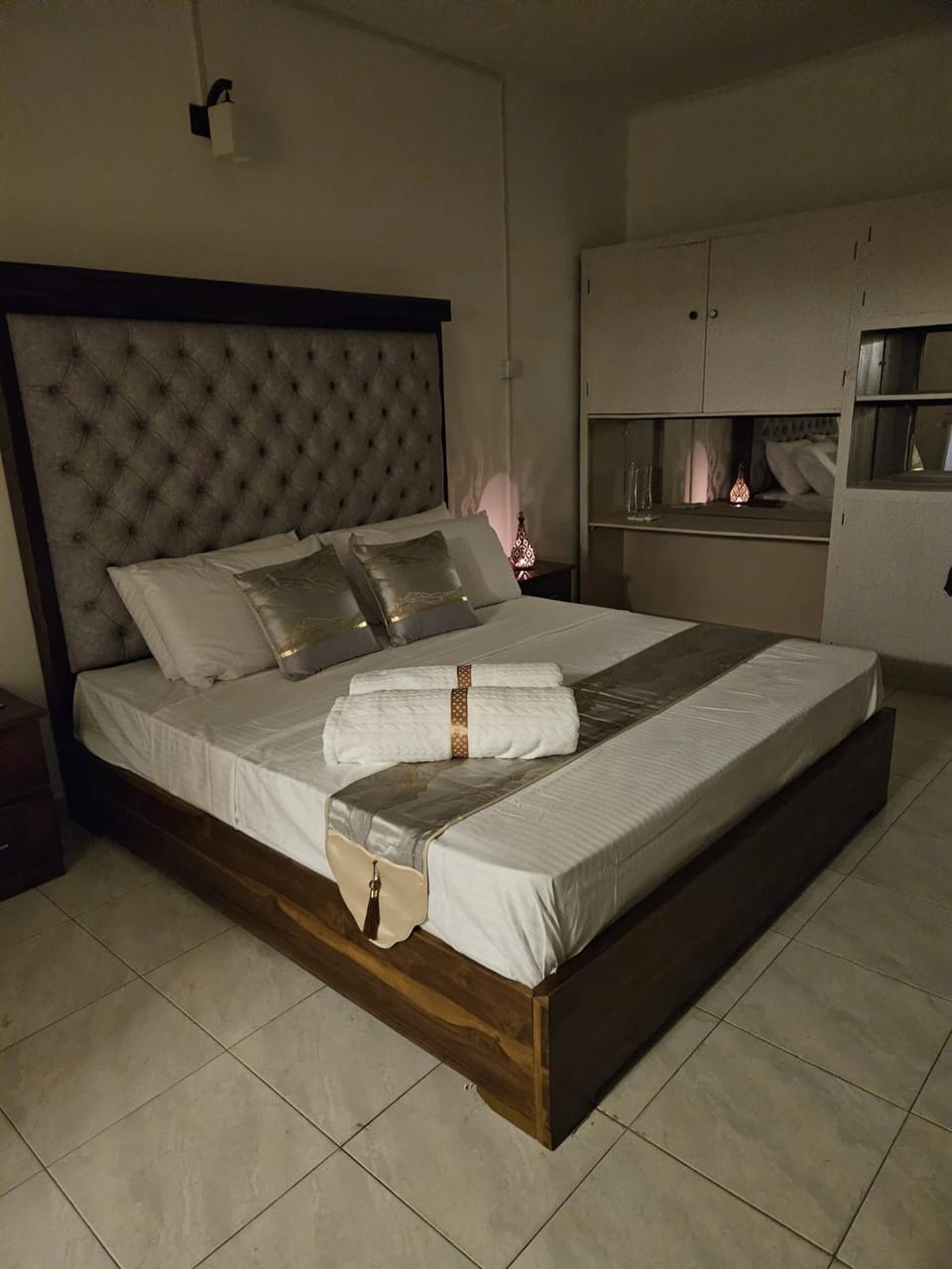 Bed, Bedroom, towels