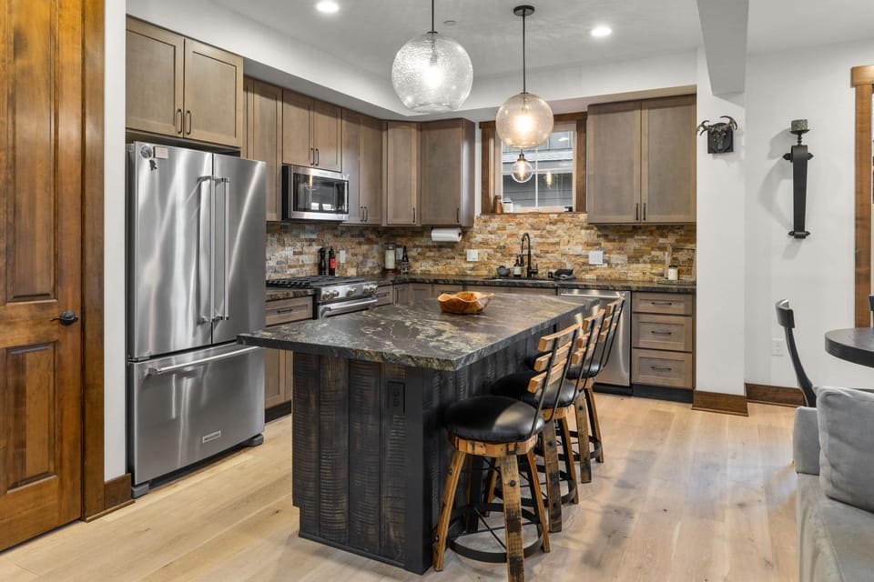 Prospector Pines Treetop Escape in Suncadia- Fairway View, BBQ, Outdoor Fireplace, Smart TVs, Hi-speed Wi-Fi House in Kittitas County