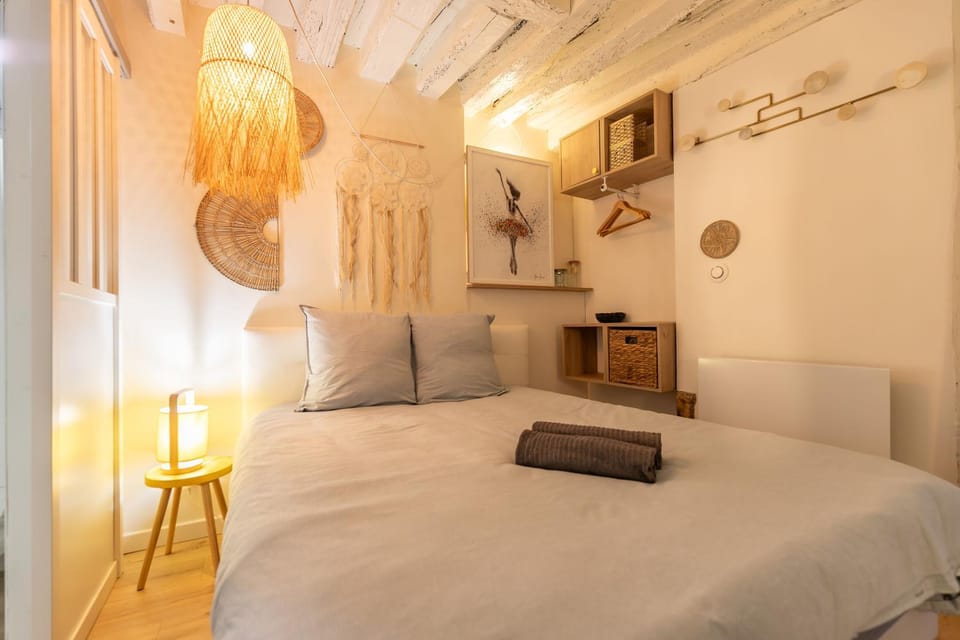 Bed, Bedroom, towels