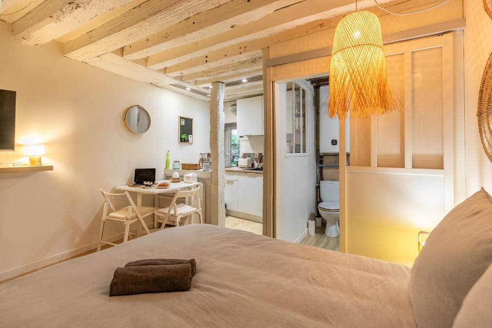 Bed, Photo of the whole room, Seating area, Dining area, towels