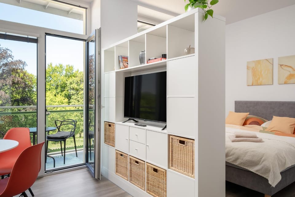 Bed, TV and multimedia, View (from property/room), Bedroom