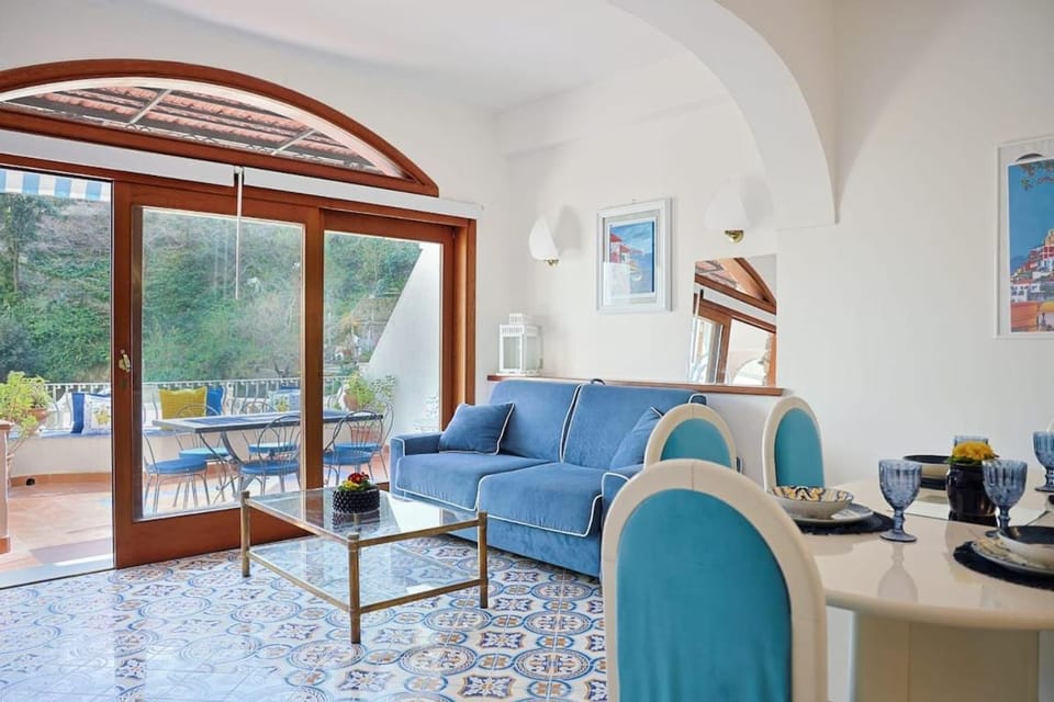 Bird's eye view, Living room, Seating area, Dining area