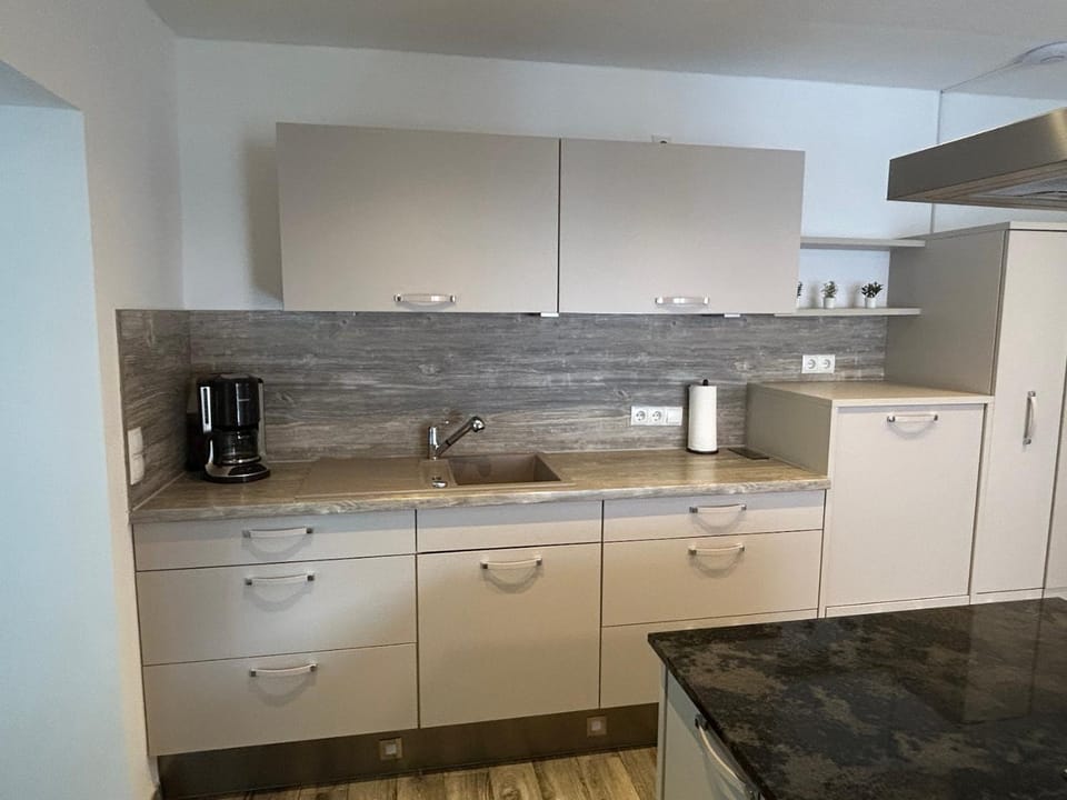 Coffee/tea facilities, Kitchen or kitchenette, dishwasher